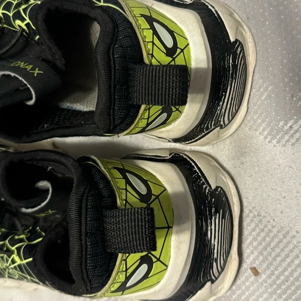 Boys 12.5 Spider sneaker’s. Stylish comfy durable. Great for every active kid! - Picture 5 of 13